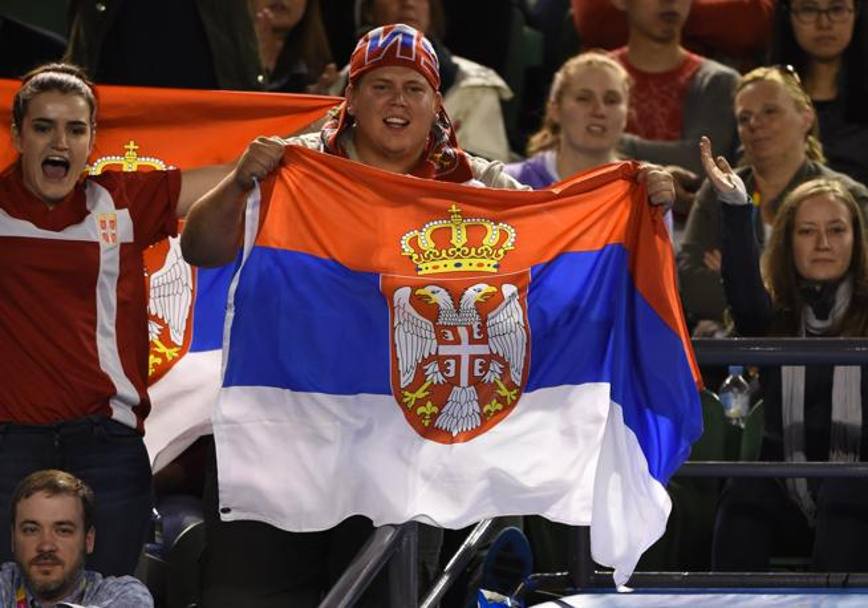 Tifosi di Djokovic mostrano la bandiera sella Serbia. AFP
